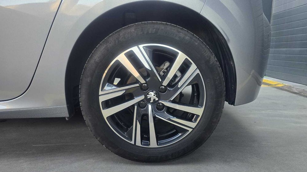 Peugeot 208 1.2 PureTech Allure  -  Salvado