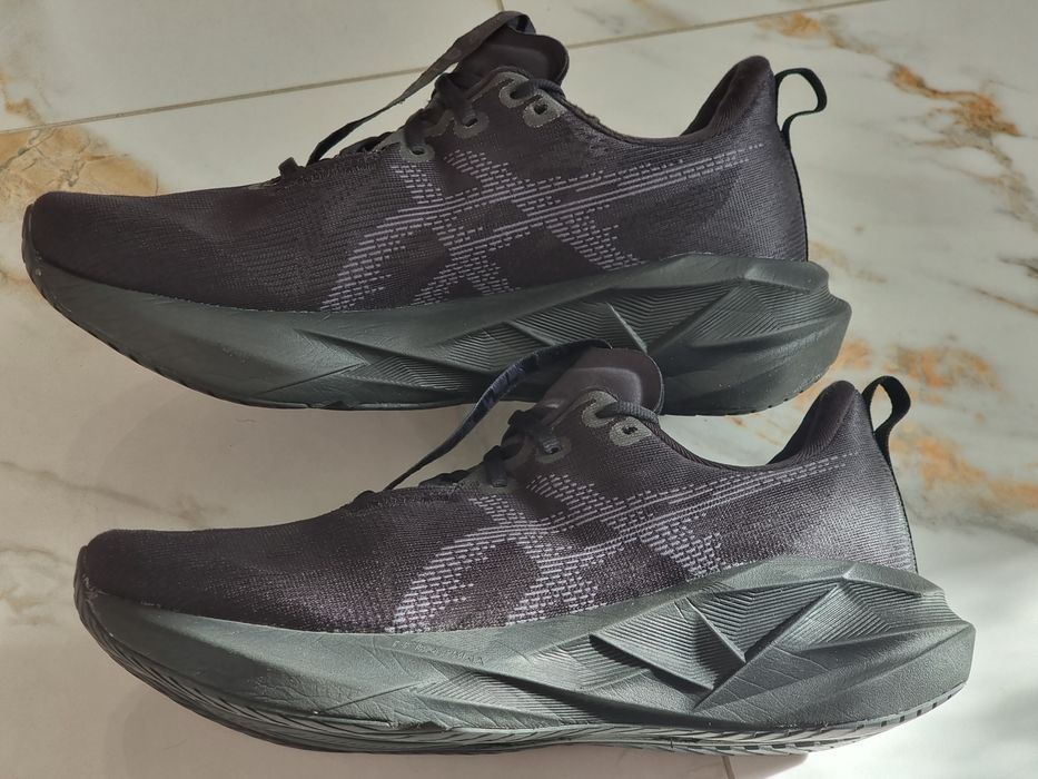 Оригінал 100% чоловічі кросівки asics novablast 5  eur 42.5
