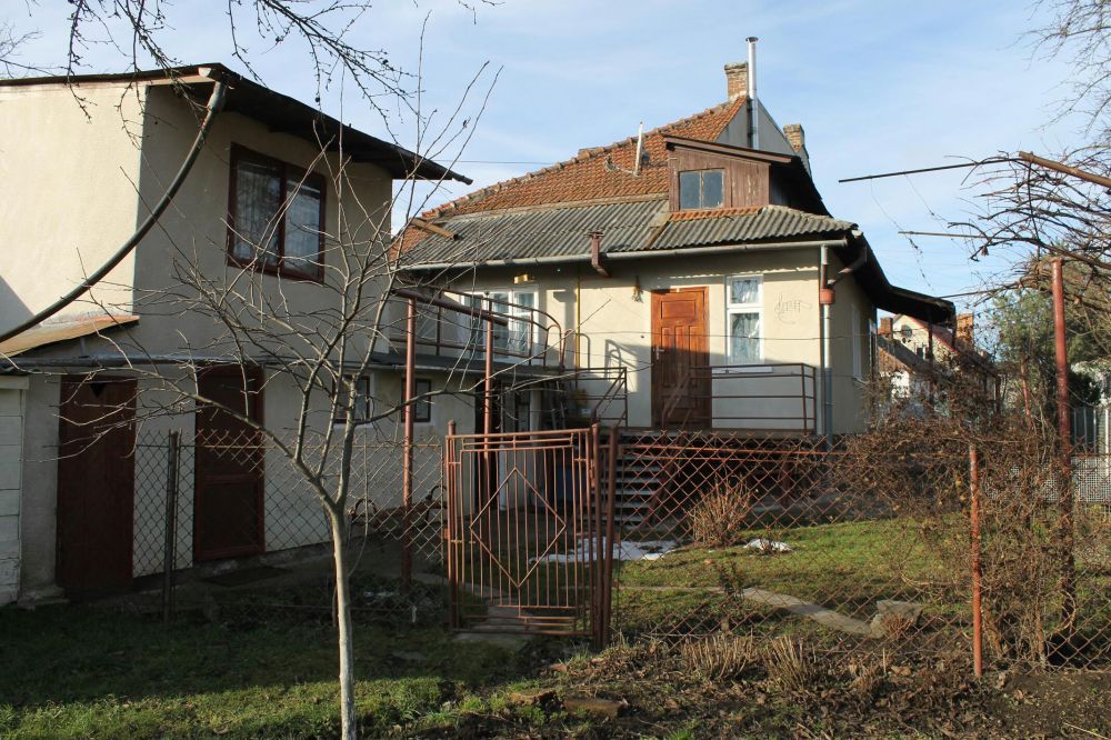 Будинок з ділянкою 0.569 га.
