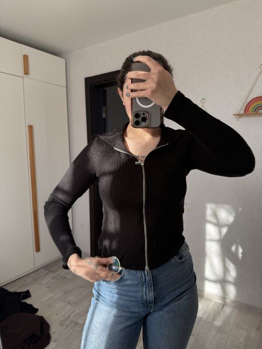 Кофта на замке от Мохито