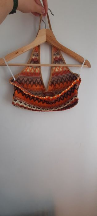 top laranja e castanho