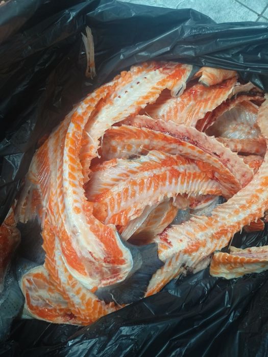 Потрошки лосося/головы лосося/пузики лосося/хребты/чернуха лосося