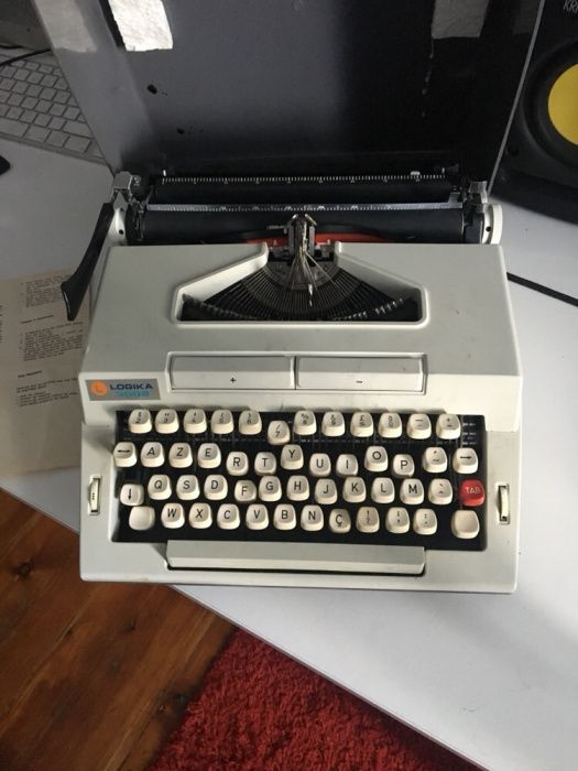 Máquina de escrever LOGIKA 3002