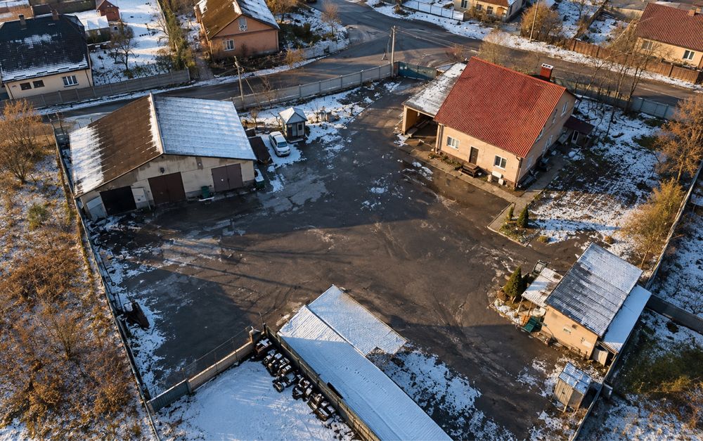 Нерухомість, будинок з додатковими господарсткими приміщеннями