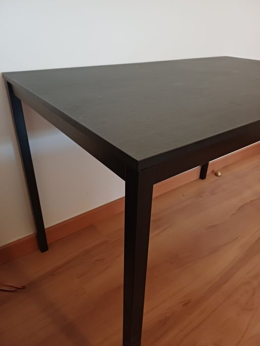 Mesa IKEA preta SANDSBERG em excelente estado