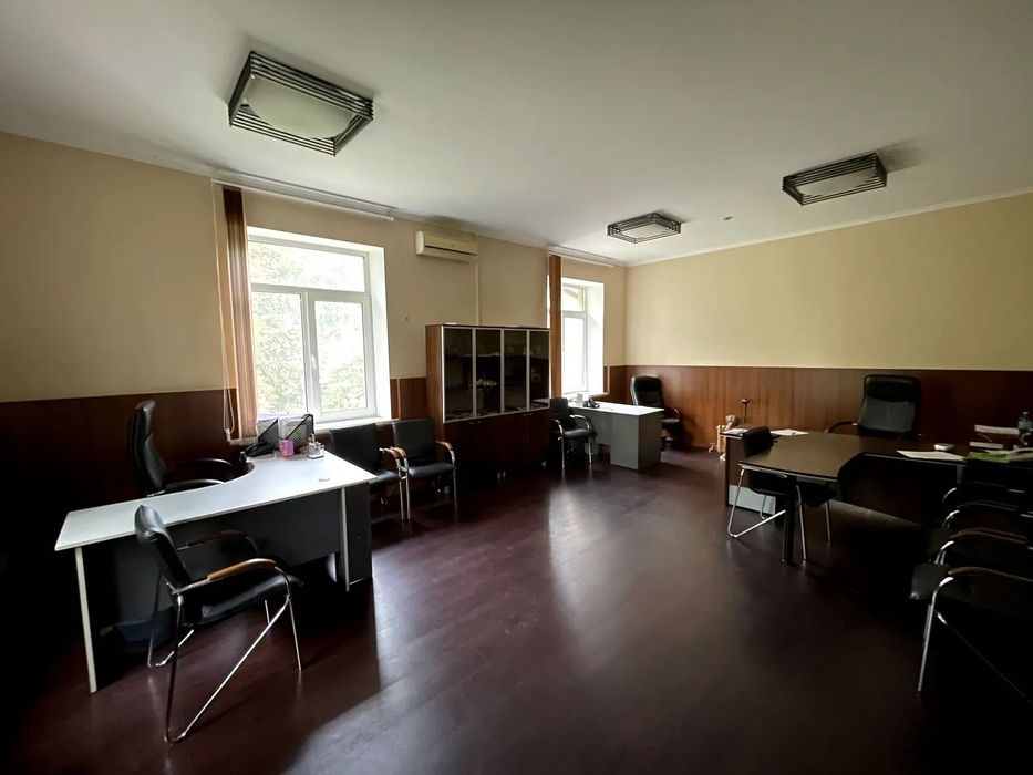 Гектар території, окрема будівля в центрі Требухова. 17хв до Києва.