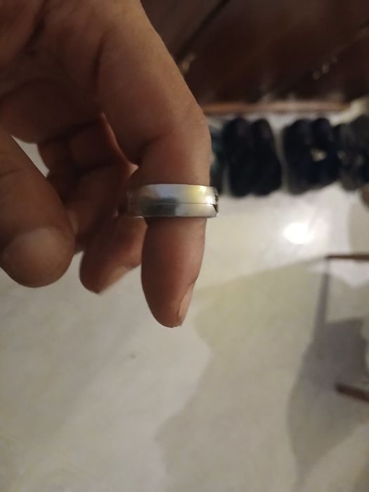 Anel masculino prateado com detalhe preto
