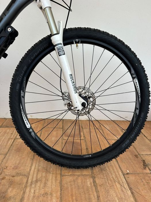 Bicicleta Cube Acid 27.5” com suspensão RockShox
