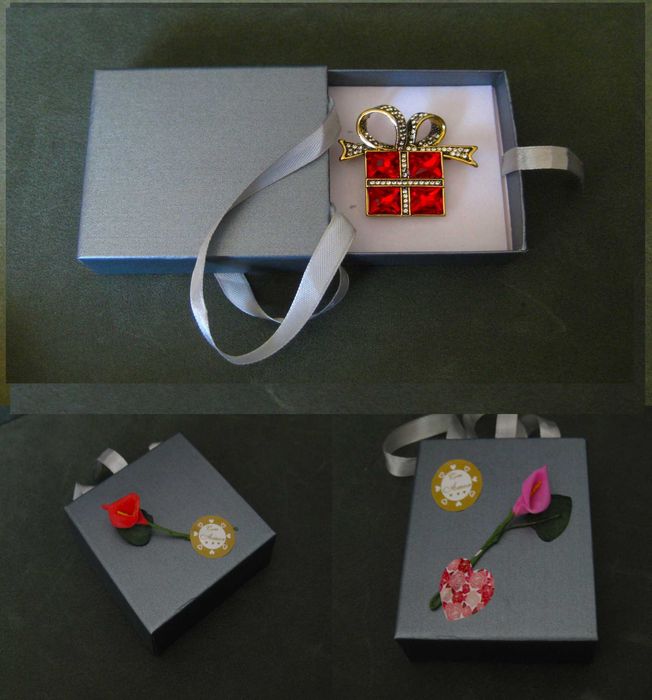 Alfinete / Broche / Pregadeira Presente c/ Pedras Vermelhas NOVO
