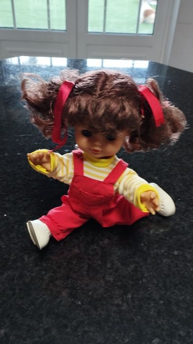 Boneca articulada. Faz várias posições. Articula os braços e as pernas