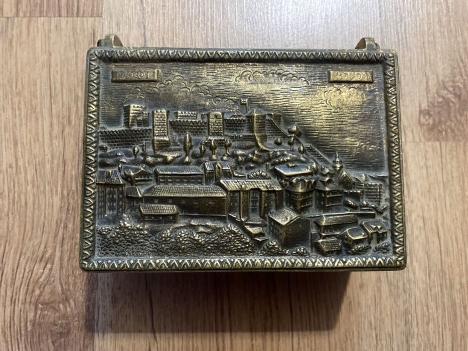 Caixa em latão com relevo de símbolos de Portugal