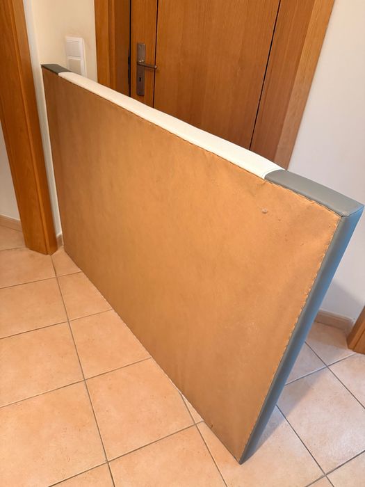 Moldura de cama como nova