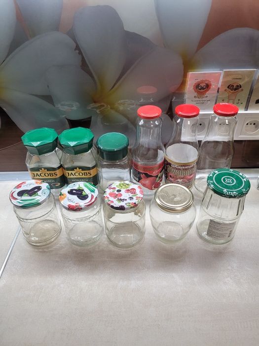 Банки з закрутками і кришками великі різні дивіться фото в оголошенні