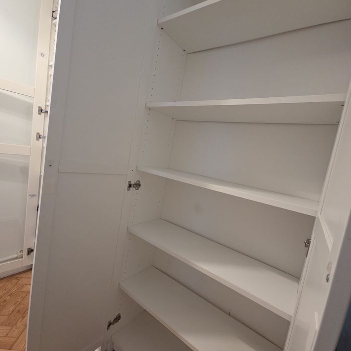 Vendo Móvel/ Estante /Armário IKEA  branco com duas portas