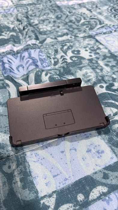 Nintendo 3DS com suporte.