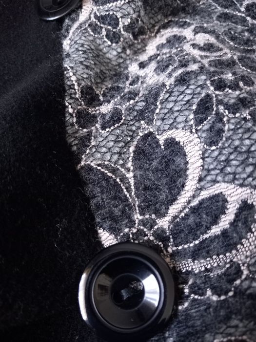 Czarny płaszcz z koronką