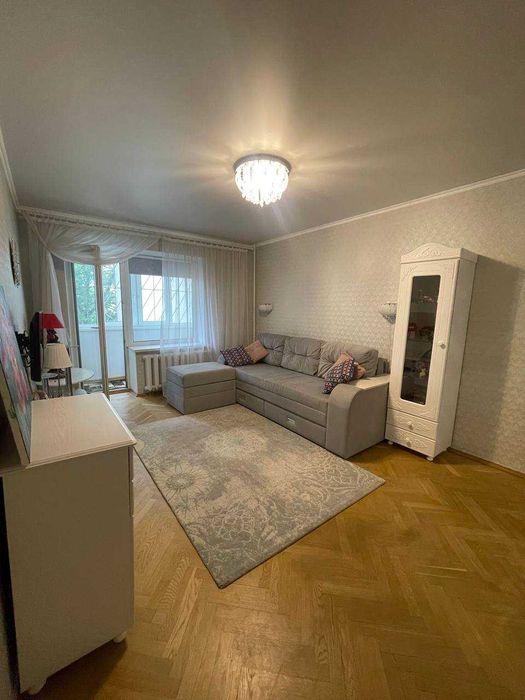 Продається простора 3-кімнатна квартира в Подільському районі Києва, вул. Западинська, 7.