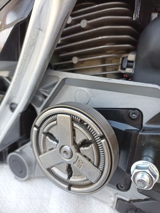 Продам бензопилу.