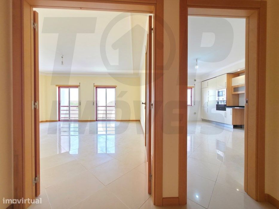 Apartamento T3 com Parqueamento - Urb. das Oliveirinhas - Samora Co...