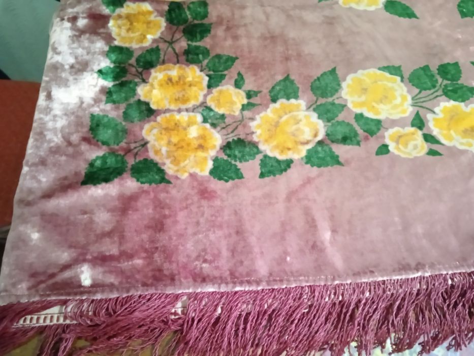 Скатерть бархатная б.у 2 м на 1.30 м