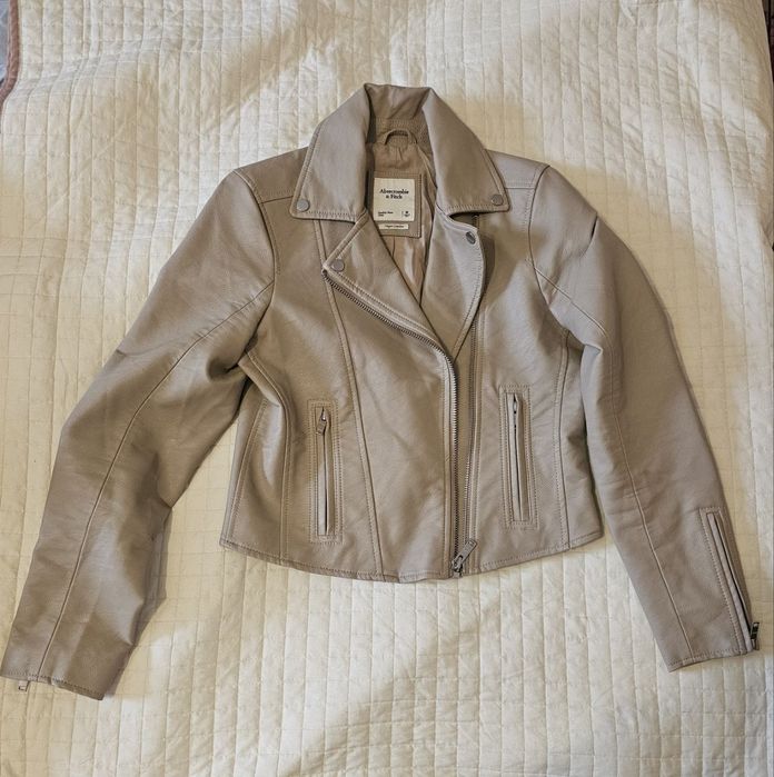 Бежева шкіряна куртка