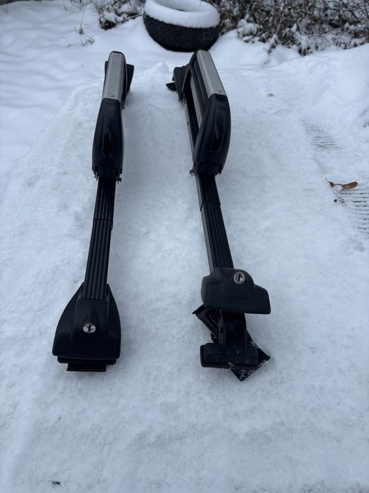 Багажник на автомобіль є два ключа