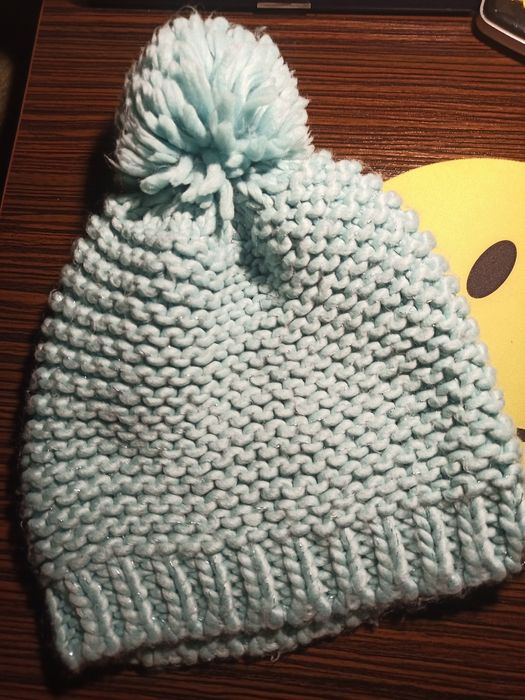 Zimowa czapka z pomponem i srebrną nitką błękitna