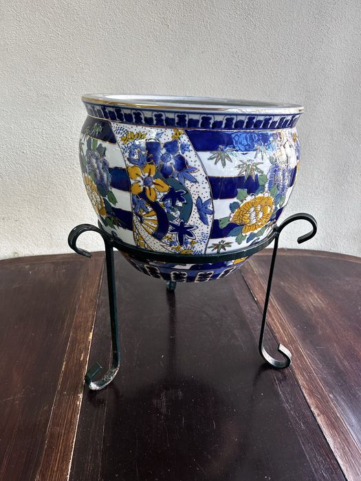 Vaso Decorativo em Cerâmica Pintado à Mão + Suporte em Ferro