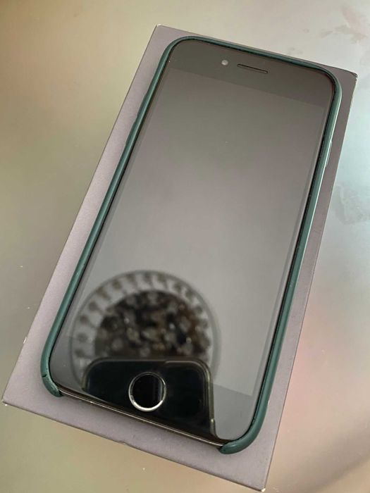 iPhone 8 in excellent condition64551831439234123