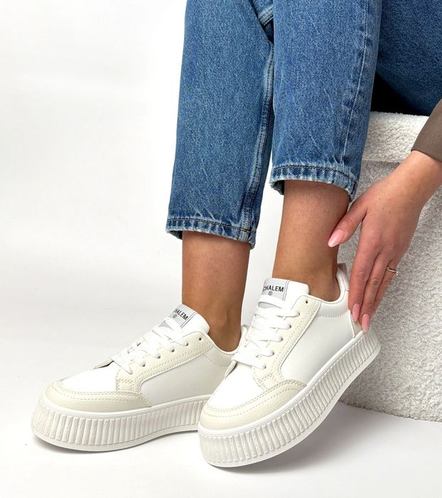 Białe sneakersy na platformie Solange