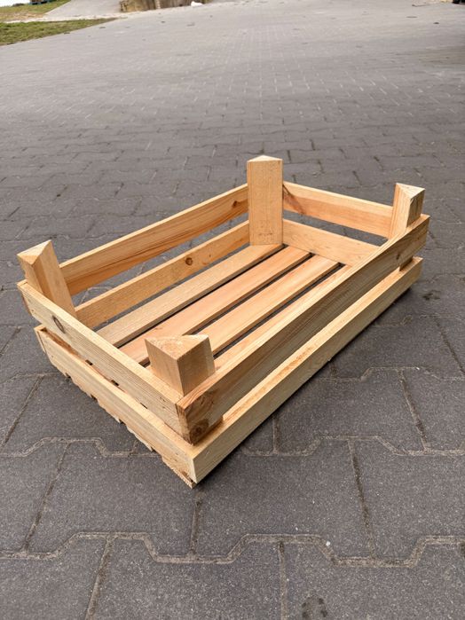 Nowe drewniane skrzynki na warzywa, owoce i do kiełkowania.