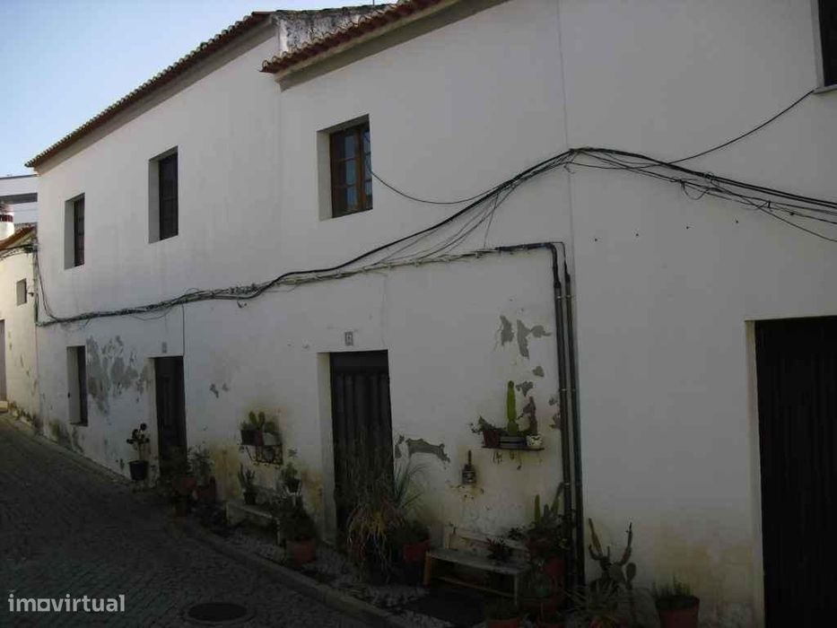 Moradia com garagem e indústria - Novo Preço!! — Serpa (Salvador E Santa Maria), Beja