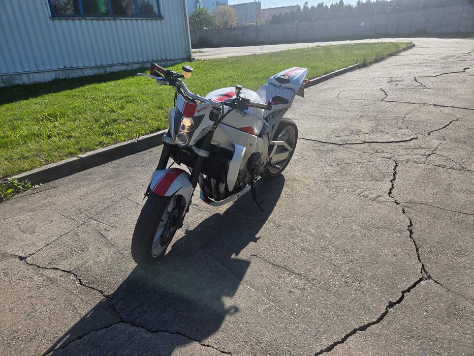 Yamaha Yzf750r naked
