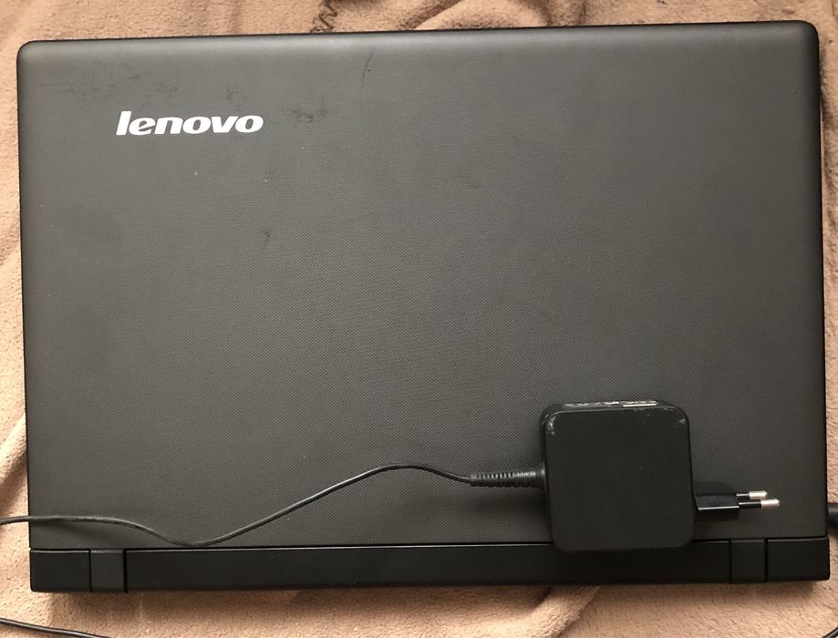 Ноутбук Lenovo в рабочем состоянии