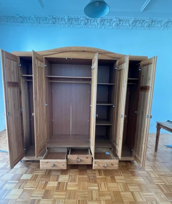 Duża szafa sosnowa z lustrami.