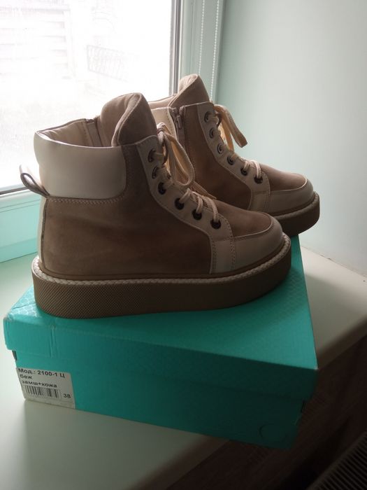 Продам ботинки женские.