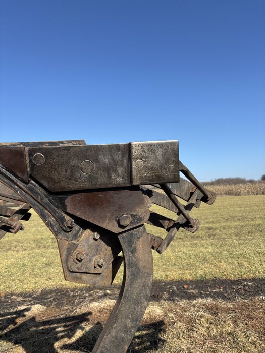 Плуг оборотний , навісний . 4+1 , смуговий відвал