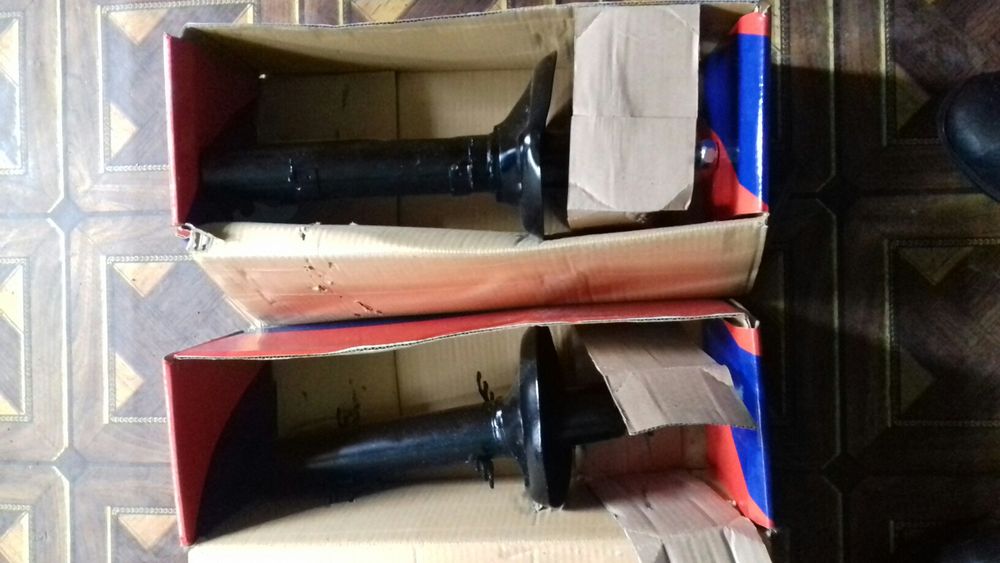 Стойки передні.нові.