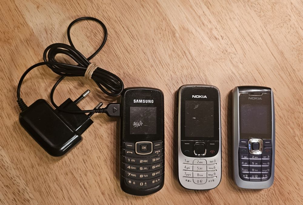 Trzy telefony Vintage Nokia 2626 i 2330c-2 i Samsung GT-E 1080W