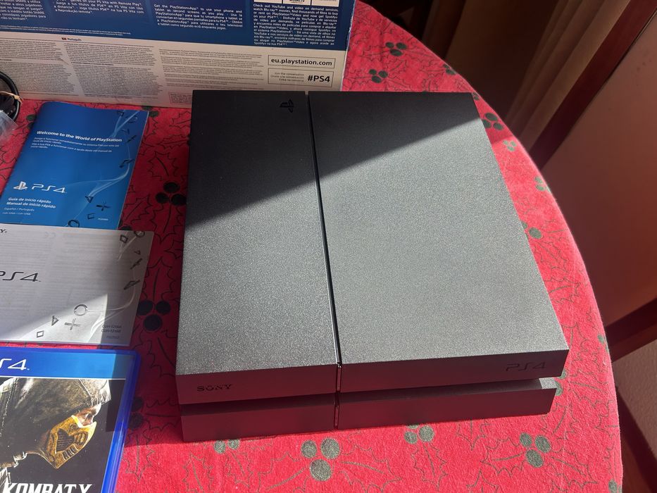 Playstation 4, com 2 jogos, 1 comando