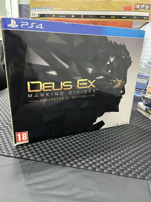 Collector's Edition (Edição de Colecionador) do jogo Deus Ex Mankind Divided para a PlayStation 4, sem nada em falta.