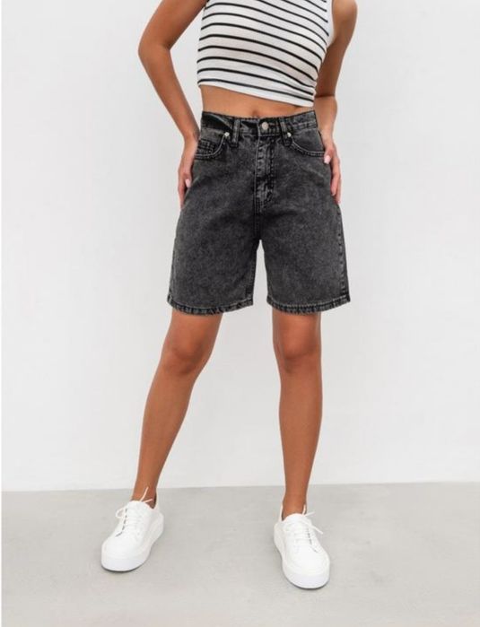 Шорти на високій посадці з щільного джинса. Прямий базовий фасон, який