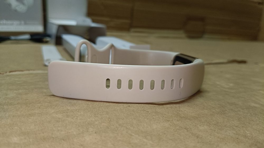 Smartwatch Fitbit Charge 5 beżowy