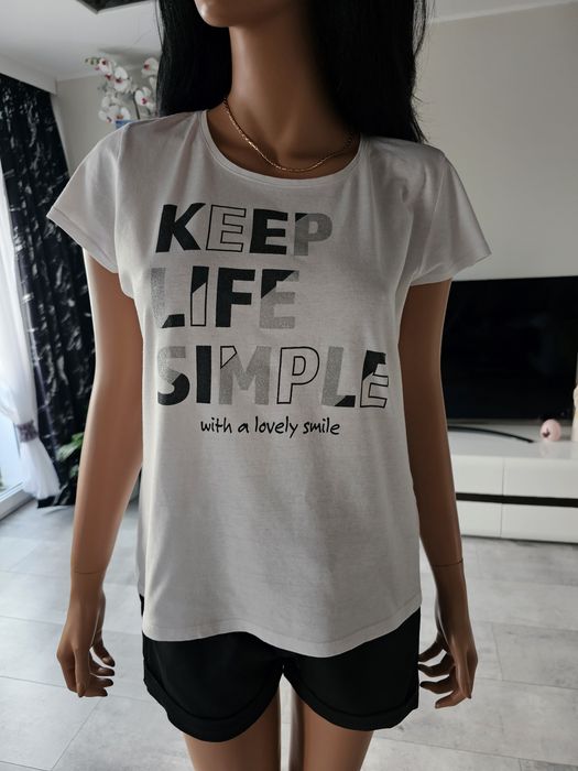 Biały T-shirt z napisami styl i wygoda Everme M