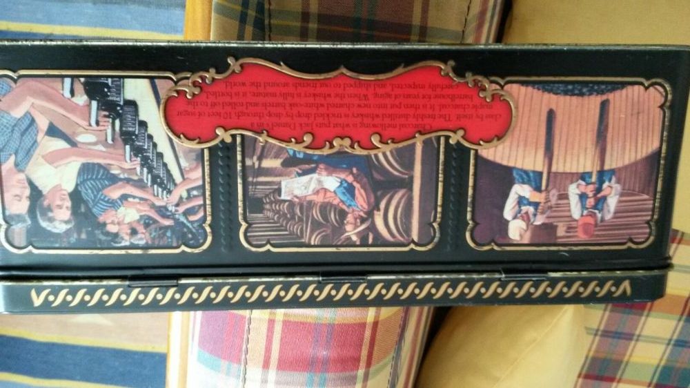 Caixa em metal antiga de coleção