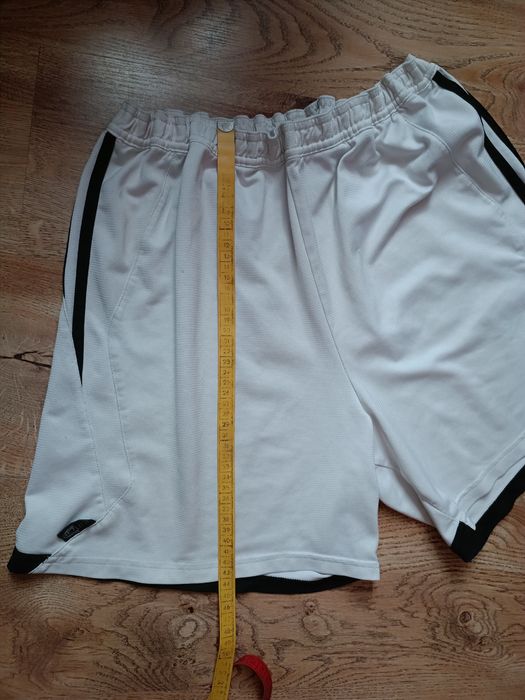 Białe sportowe piłkarskie spodenki Adidas Tiro