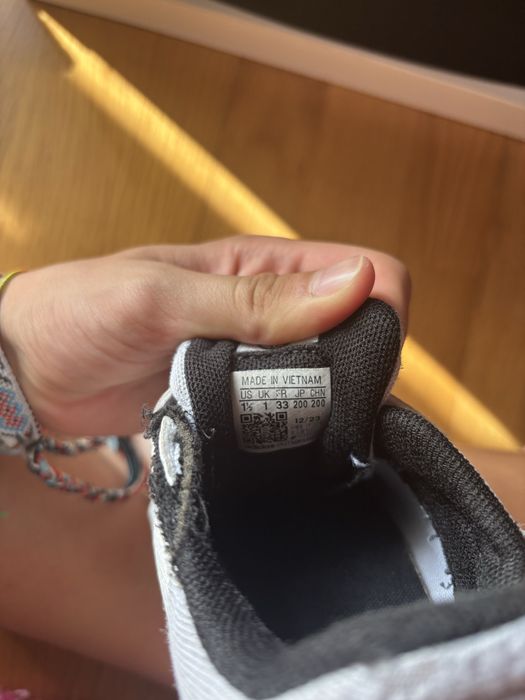 sapatilhas brancas menino