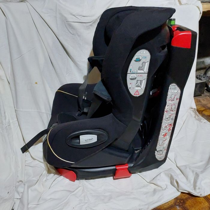 Автокрісло Bebe Confort Axiss поворотне
дітям від 1 до 4 років (9-18 к