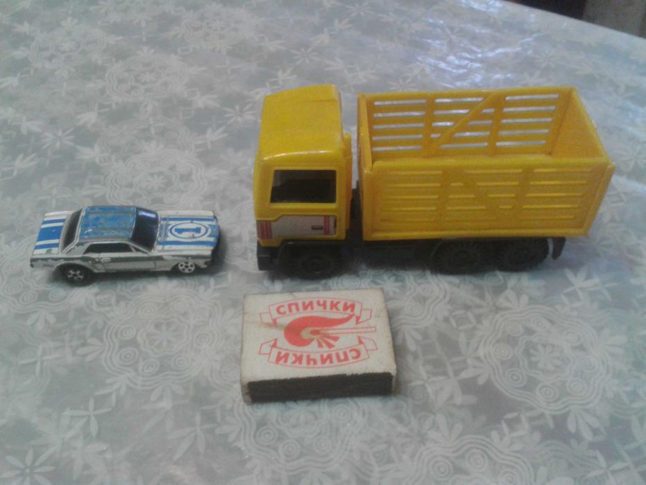 Игрушки машинки.