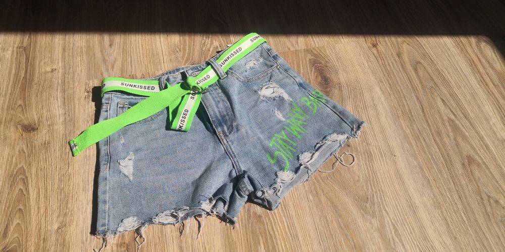 Spodenki jeansowe z neonowym paskiem